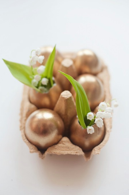 Golden Egg Vases - 40 Beautiful DIY Easter Centerpieces to Dress Up Your Dinner Table