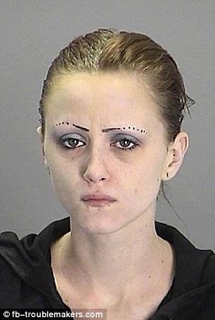 2A8C4FE600000578-3162111-Dotted_eyebrows_seem_to_be_a_trend_among_the_those_women_convict-a-37_1436960128400