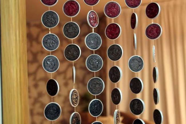 Crushed Nespresso pods can be made into a colorful decorative curtain for your home.