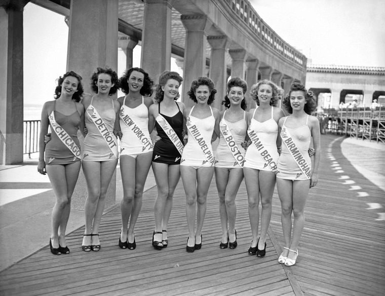 Beauty-Contestants-1945-Thigh-Gap-Photo-Black-and-White-INSET_xapccg