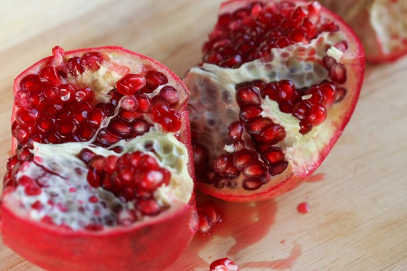 Simple tips to Peel a Pomegranate | foodnfocus.com
