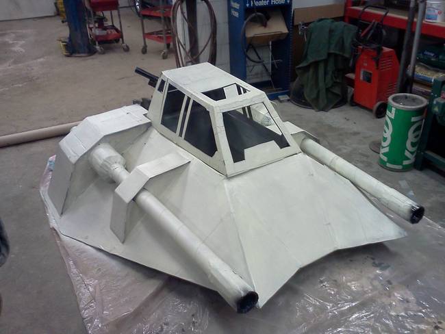 After the construction of the sled was complete, it was time to get down to the painting.