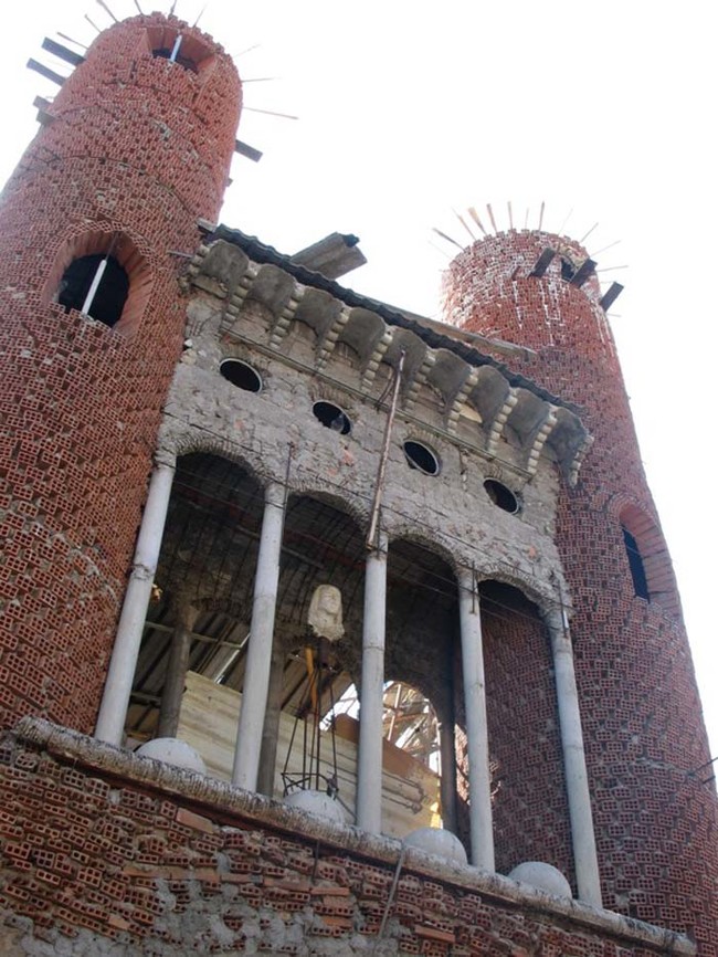 The Cathedral draws numerous fascinated tourists, due to its Web fame.