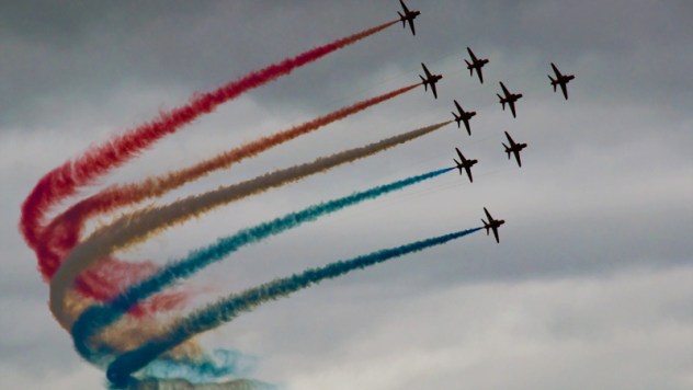 red_arrows_smoke_trails